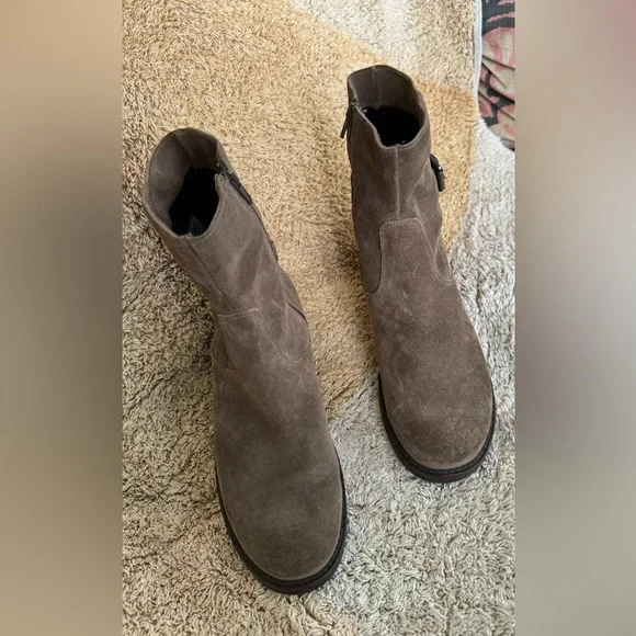 La Canadienne Women's Olive Buckled Wedge Booties - Picture 2 of 11